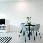 Light & Airy Comfort - Garage & Balcony Apartmán *