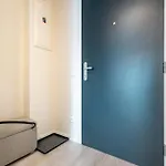 Light & Airy Comfort - Garage & Balcony דירה