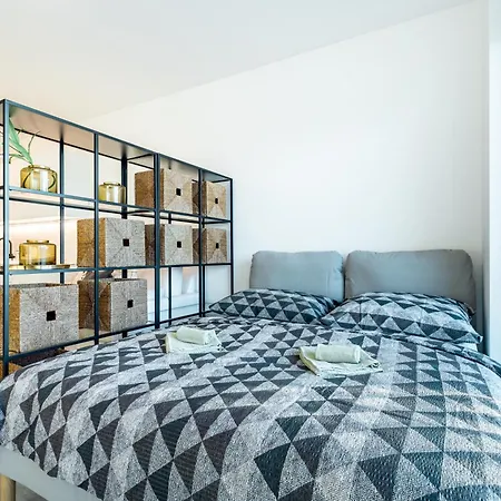 Light & Airy Comfort - Garage & Balcony דירה