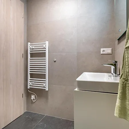 Light & Airy Comfort - Garage & Balcony דירה
