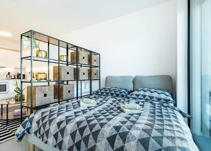 Light & Airy Comfort - Garage & Balcony 公寓