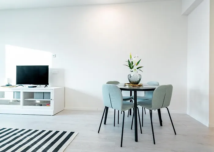 Light & Airy Comfort - Garage & Balcony Lejlighed *