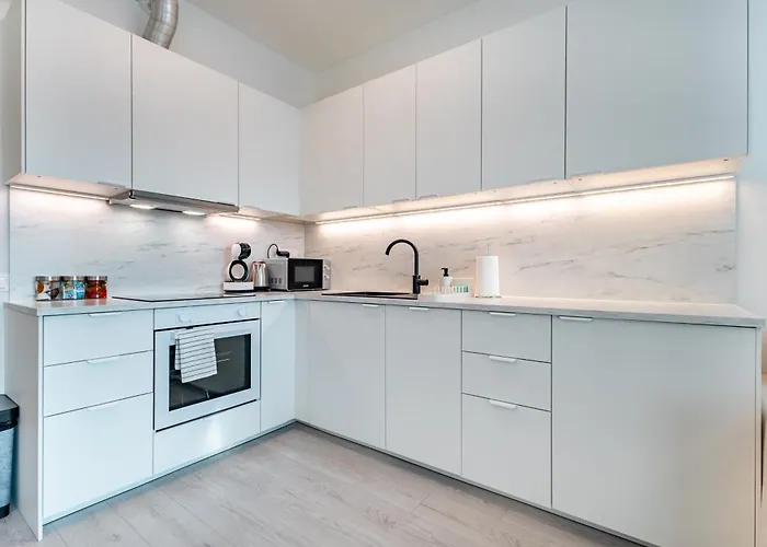 Light & Airy Comfort - Garage & Balcony *