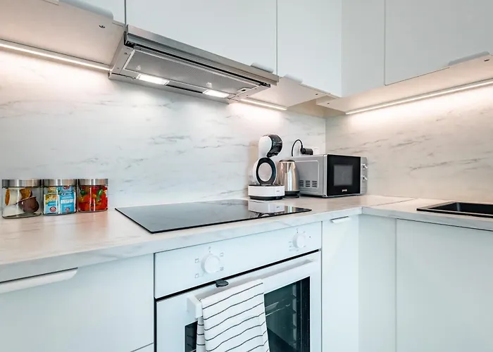 Light & Airy Comfort - Garage & Balcony *