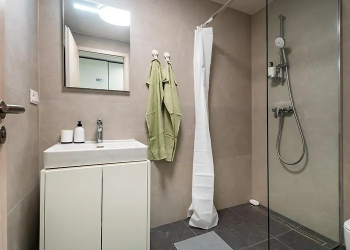 Light & Airy Comfort - Garage & Balcony