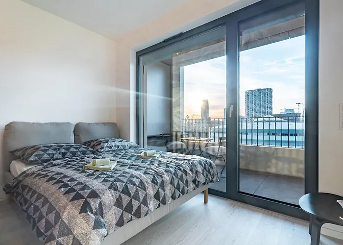 Light & Airy Comfort - Garage & Balcony 公寓