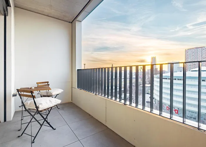 Light & Airy Comfort - Garage & Balcony *