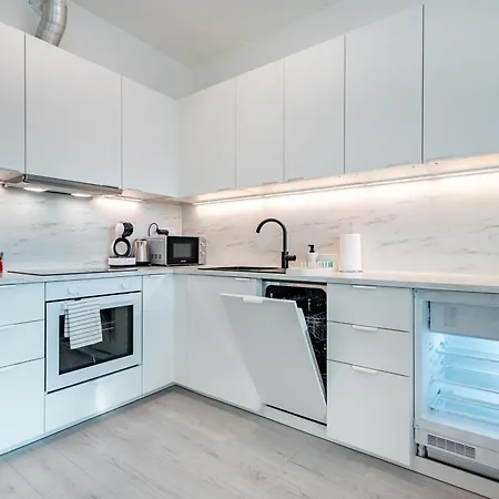 Light & Airy Comfort - Garage & Balcony Apartament *