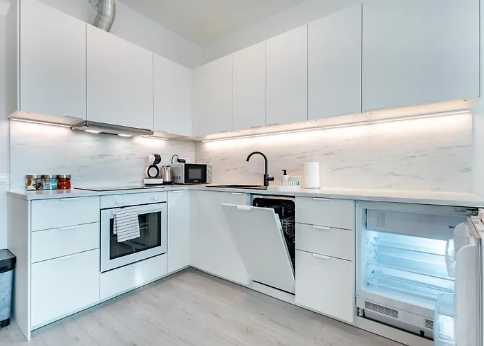 Light & Airy Comfort - Garage & Balcony Apartment *