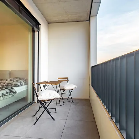 Light & Airy Comfort - Garage & Balcony 아파트